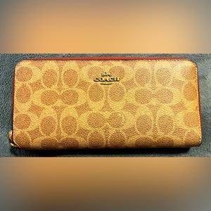 Coach Continental Wallet In Signature Canvas
